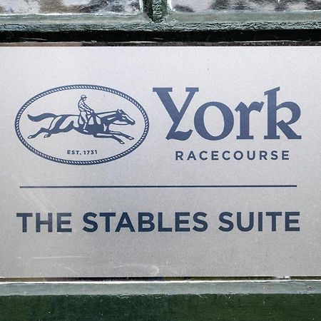 The Stable Suite At York Racecourse Экстерьер фото