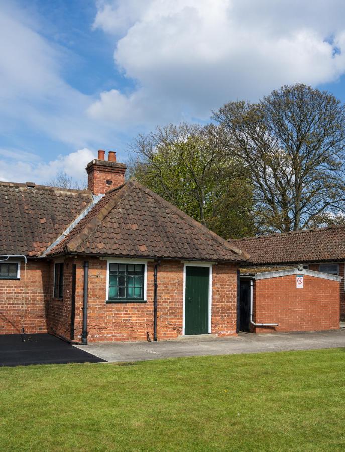 The Stable Suite At York Racecourse Экстерьер фото