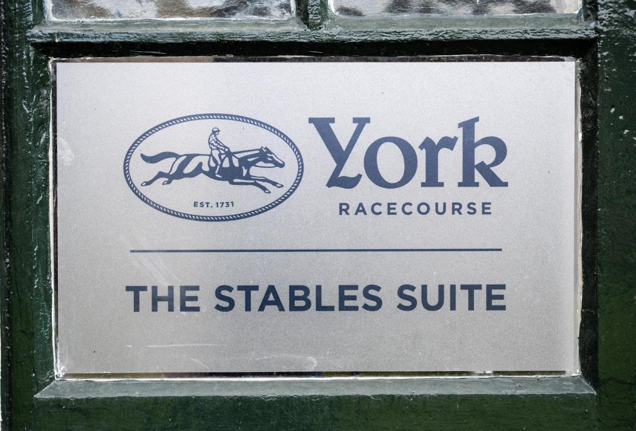 The Stable Suite At York Racecourse Экстерьер фото