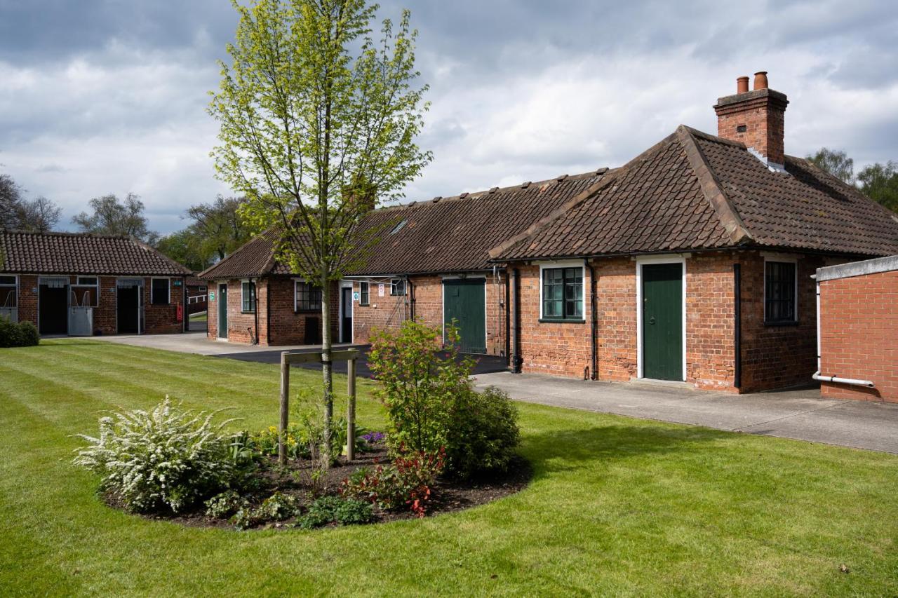 The Stable Suite At York Racecourse Экстерьер фото