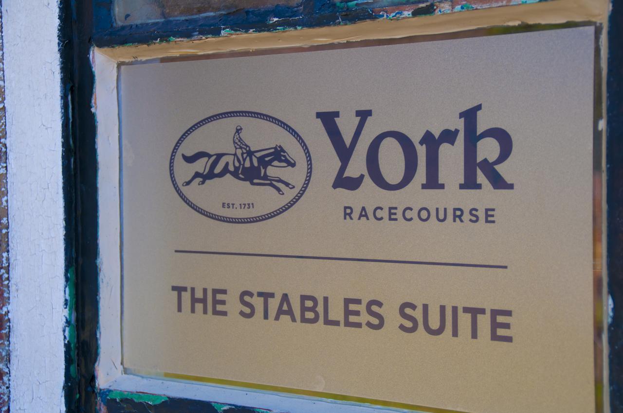 The Stable Suite At York Racecourse Экстерьер фото